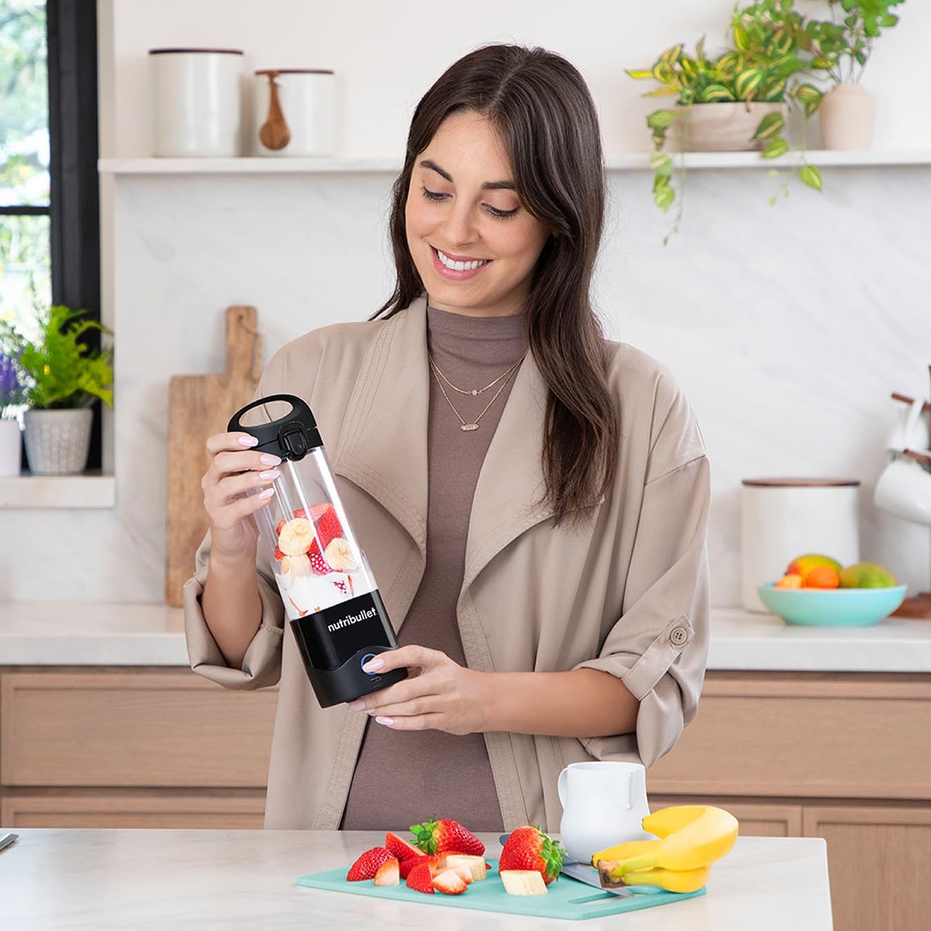nutribullet Portable Blender in Black - Powerful Extractor Blade, 475ml Cup, To-Go Lid, USB-C Charging Cable & User Guide - Delivers 15+ Blending Cycles - Healthy Shakes On The Move - Image 12