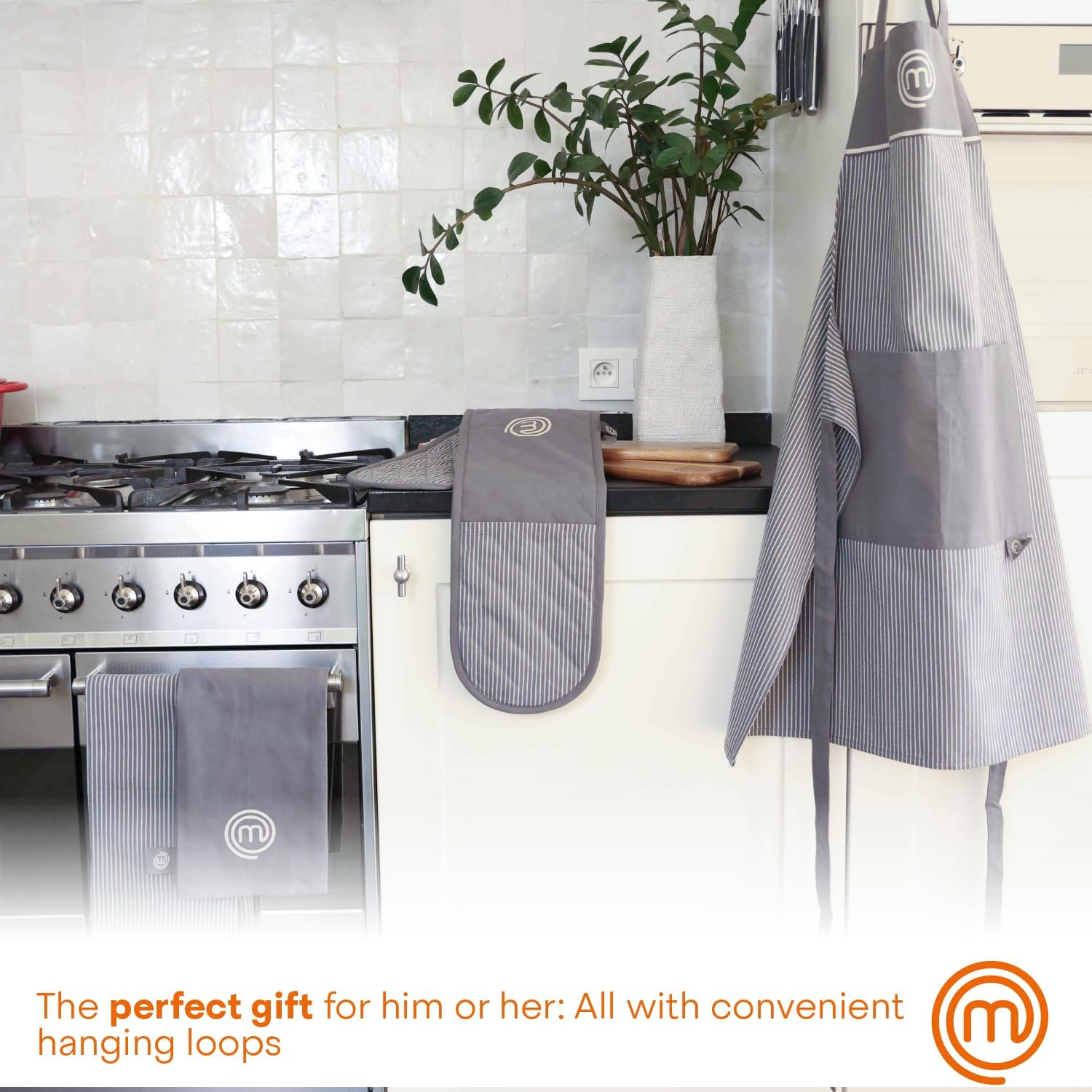 MasterChef Oven Gloves Heat Resistant, Double Oven Gloves Made from Cotton with Official Show Logo & Hanging Loop, Attached Oven Mitts, Machine Washable, Heat Proof Pot Holders for the Kitchen, Earth - Image 7