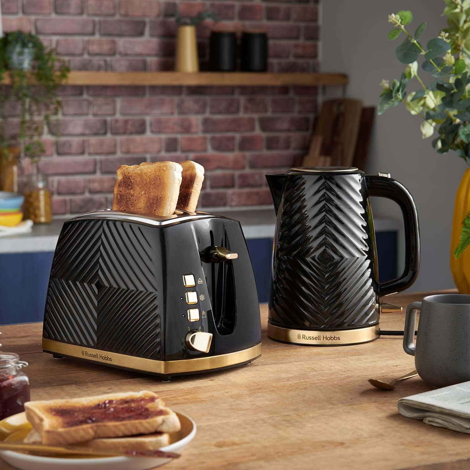 Russell Hobbs Groove 2 Slice Toaster (High Lift, Extra Wide Slots, 6 Browning levels, Frozen/Cancel/Reheat function - Illuminated buttons, Removable crumb tray, 850W, Black, Brushed gold accents)26390 - Image 3