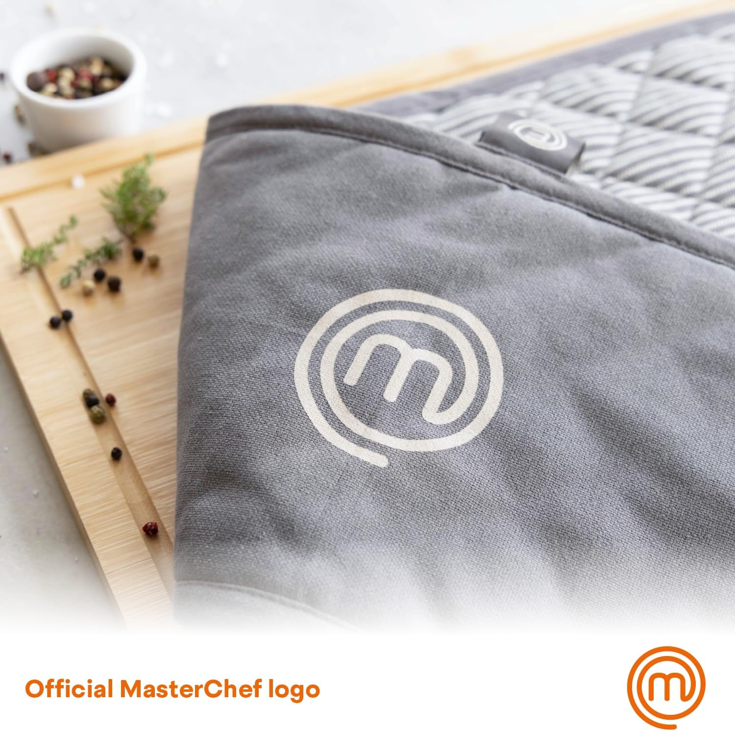 MasterChef Oven Gloves Heat Resistant, Double Oven Gloves Made from Cotton with Official Show Logo & Hanging Loop, Attached Oven Mitts, Machine Washable, Heat Proof Pot Holders for the Kitchen, Earth - Image 5